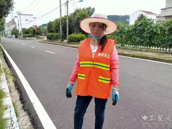 3.圖片三（保安鎮(zhèn)沼山村貧困戶(hù)公益性崗位在馬路上做保潔工作）.jpg