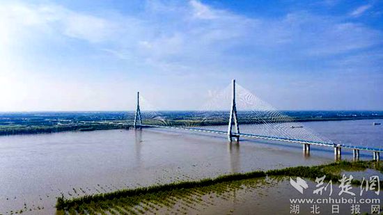 嘉魚(yú)長(zhǎng)江公路大橋 雷平攝_副本.jpg