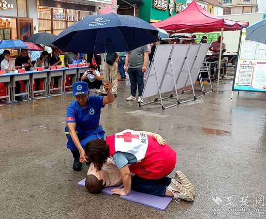 藍(lán)天救援隊和區(qū)紅十字會工作人員講解演示心肺復(fù)蘇動作要領(lǐng)_副本.jpg.jpg